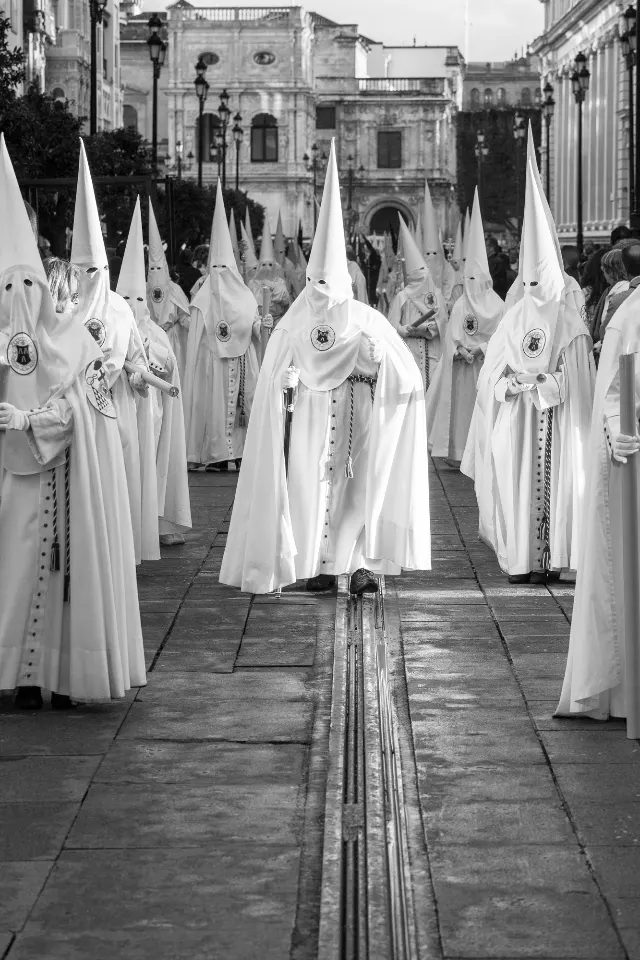 Semana Santa. Sevilla. Nazarenos y acólitos.