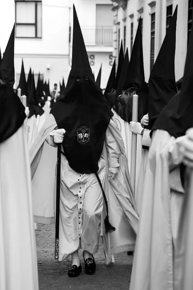 Semana Santa. Sevilla. Nazarenos y acólitos.