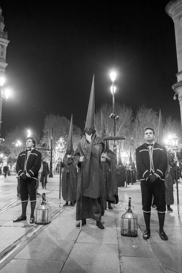Semana Santa. Sevilla. Nazarenos y acólitos.