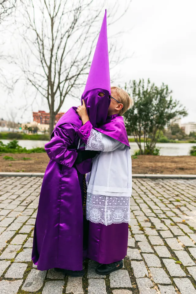 Semana Santa. Sevilla. Nazarenos y acólitos.