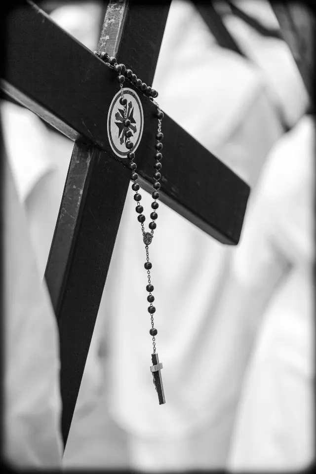 Semana Santa. Sevilla. Nazarenos y acólitos.