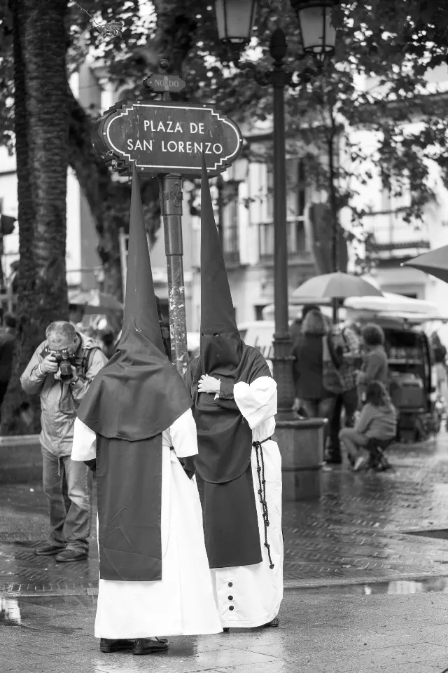 Semana Santa. Sevilla. Nazarenos y acólitos.