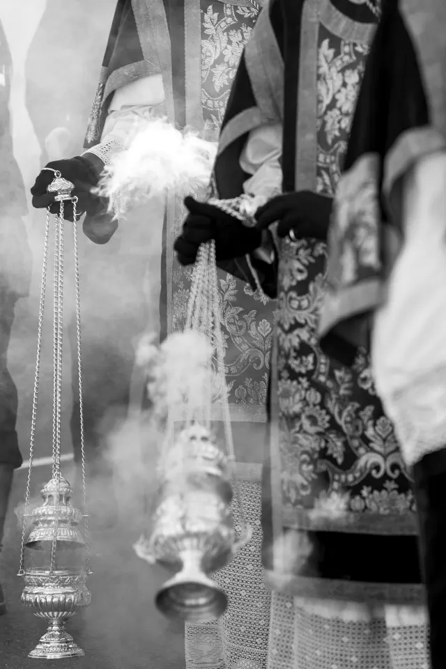 Semana Santa. Sevilla. Nazarenos y acólitos.