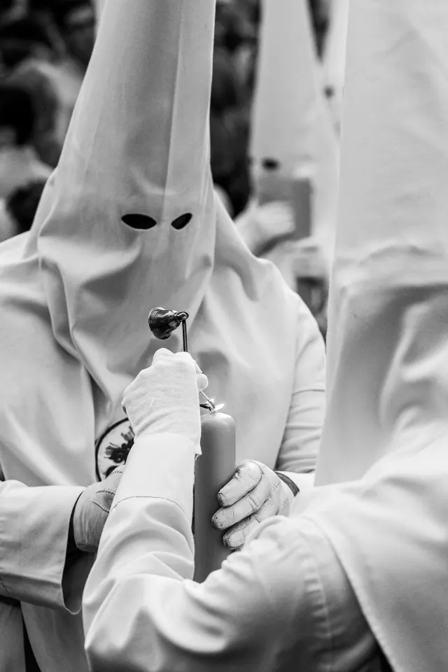 Semana Santa. Sevilla. Nazarenos y acólitos.