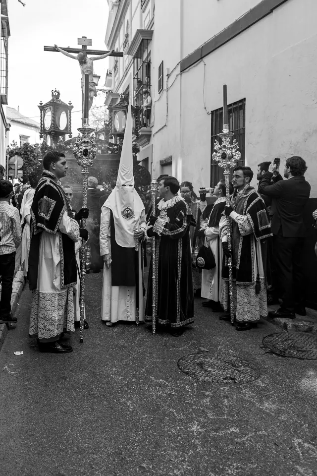 Semana Santa. Sevilla. Nazarenos y acólitos.