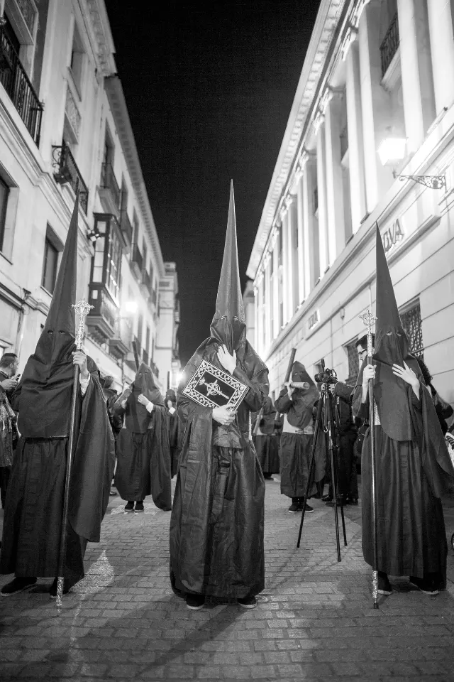 Semana Santa. Sevilla. Nazarenos y acólitos.