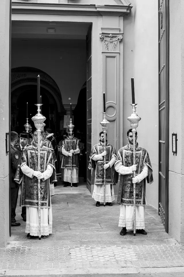 Semana Santa. Sevilla. Nazarenos y acólitos.