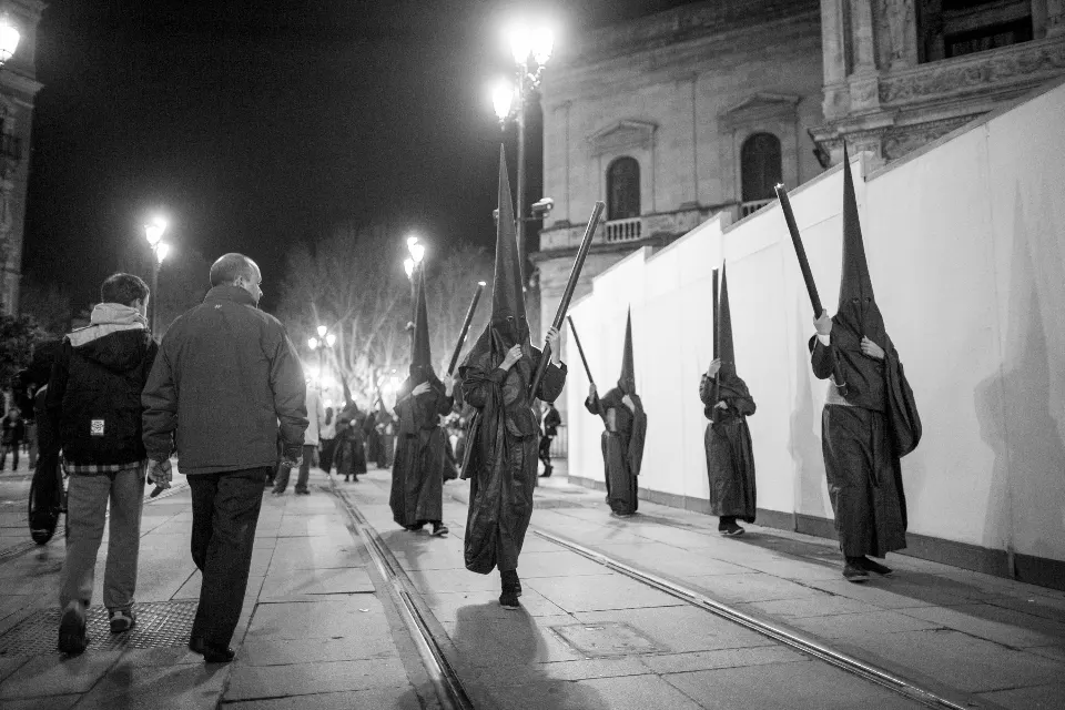 Semana Santa. Sevilla. Nazarenos y acólitos.