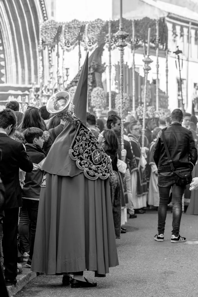 Semana Santa. Sevilla. Nazarenos y acólitos.