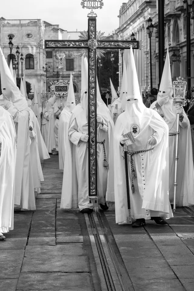 Semana Santa. Sevilla. Nazarenos y acólitos.