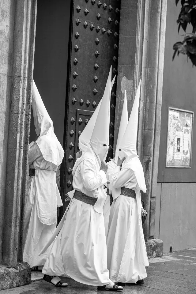 Semana Santa. Sevilla. Nazarenos y acólitos.