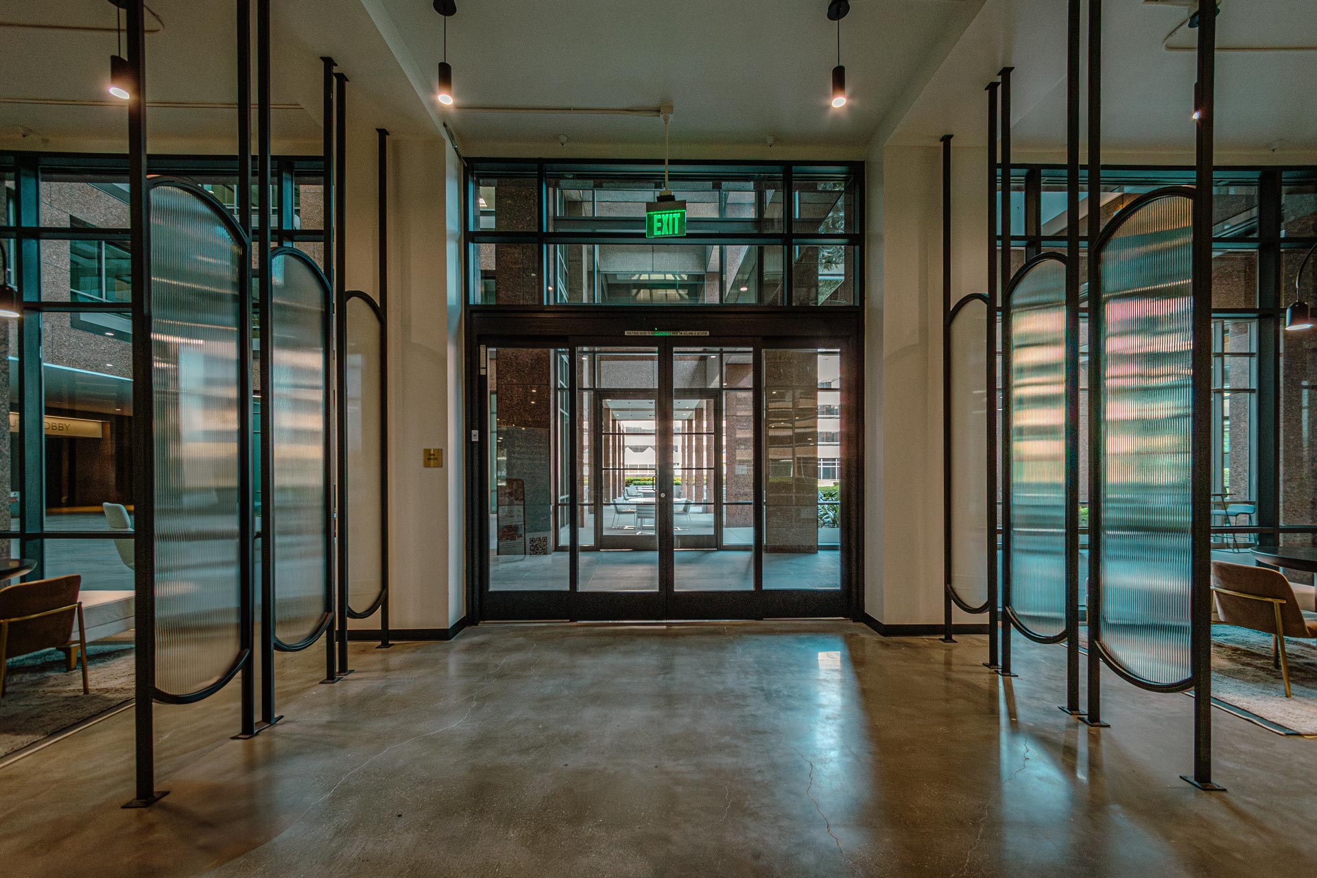Wilshire Courtyard - Photo 2