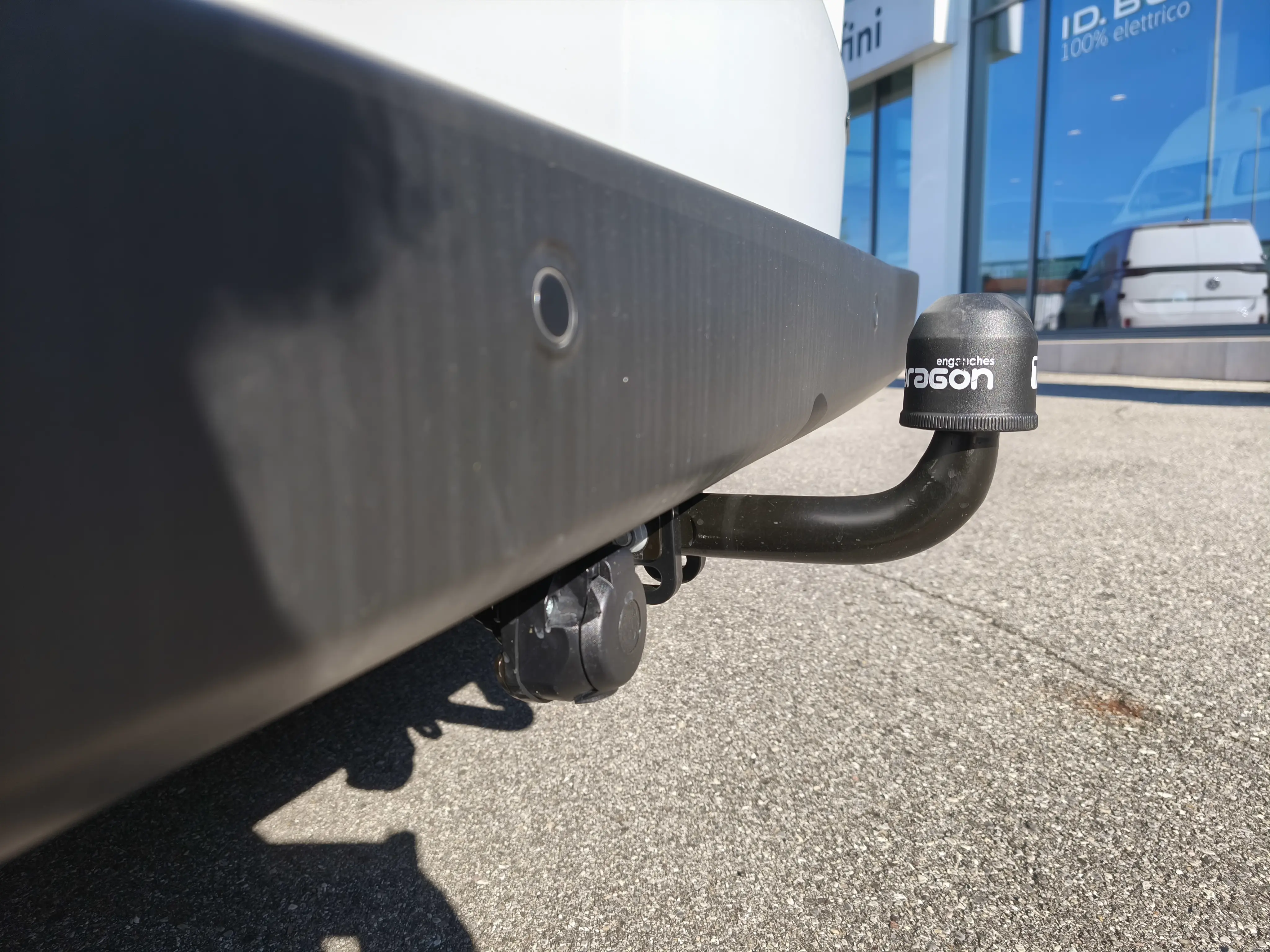 Un gancio di traino nero attaccato a un'auto.