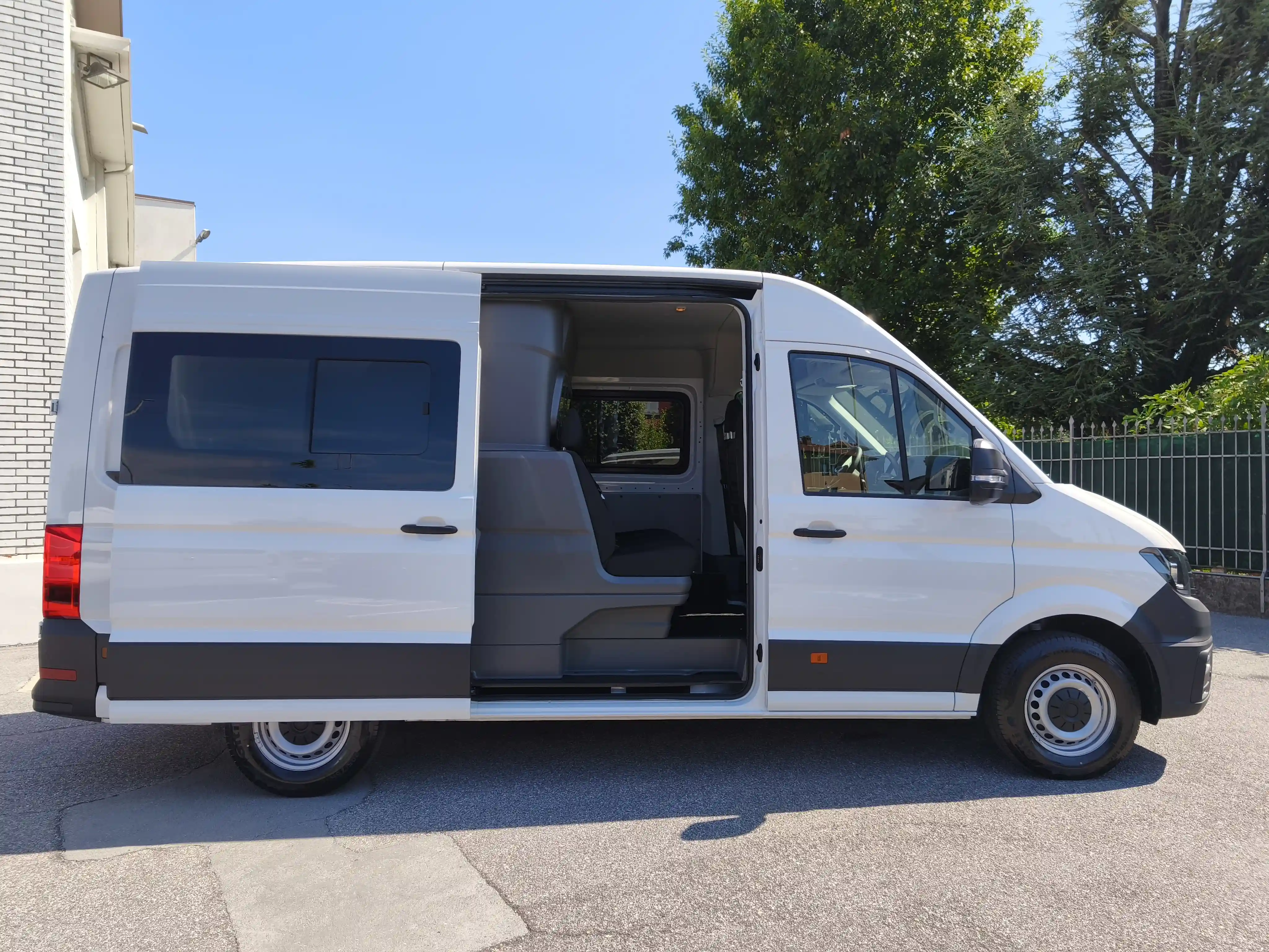 Furgone bianco con porta laterale aperta.