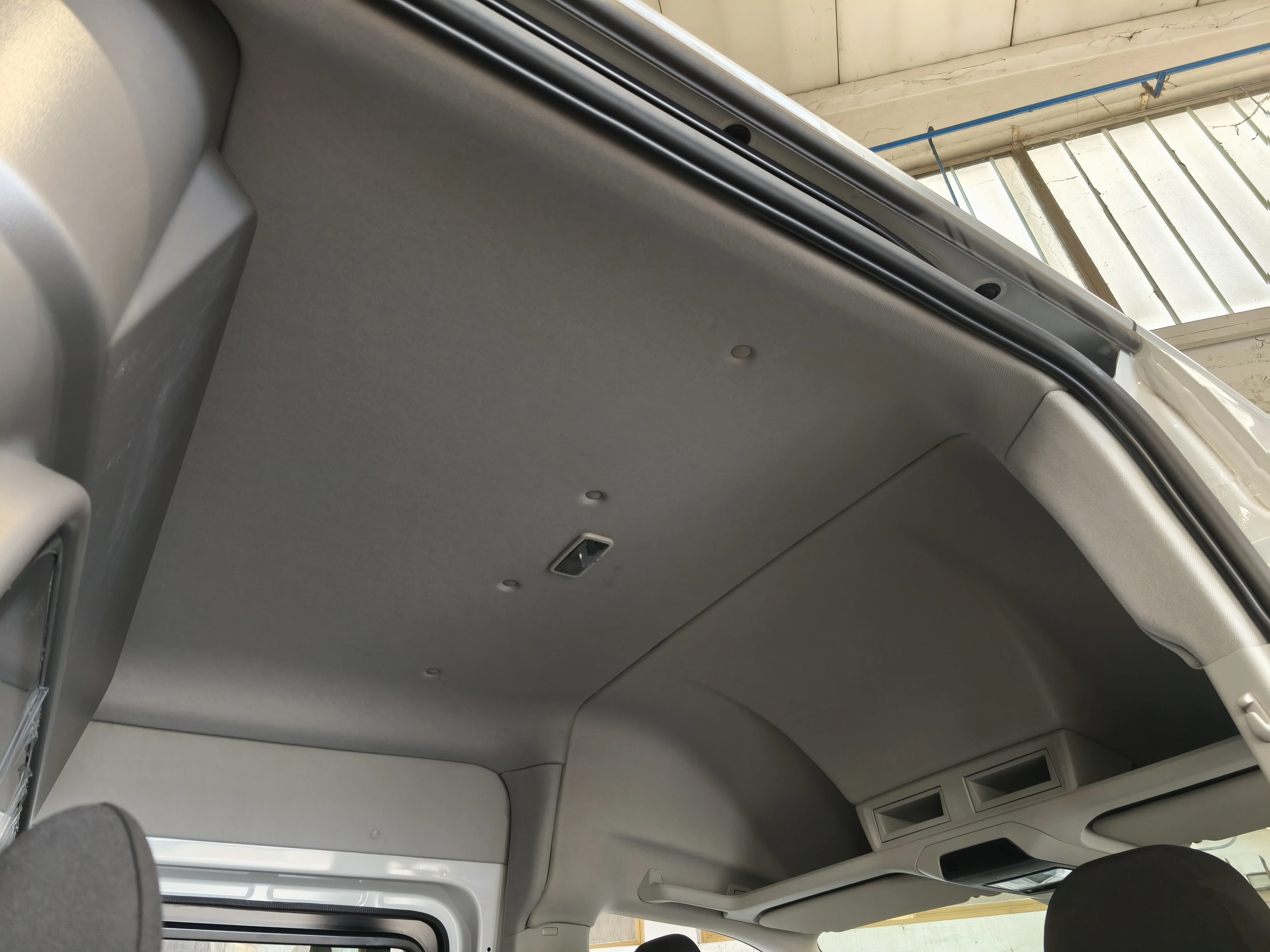 Interno del tetto di un furgone bianco.