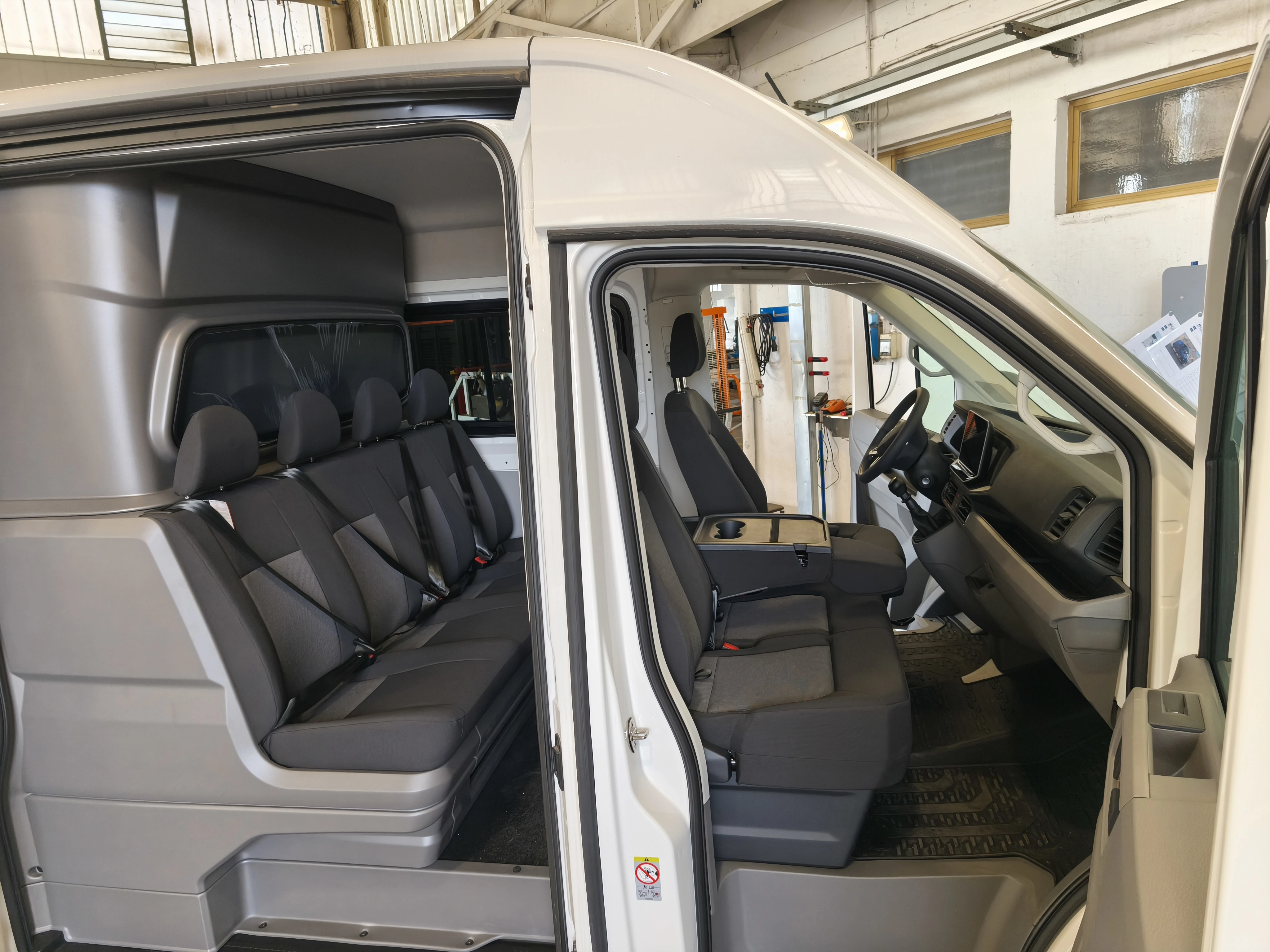 Interno di un furgone passeggeri con i sedili.