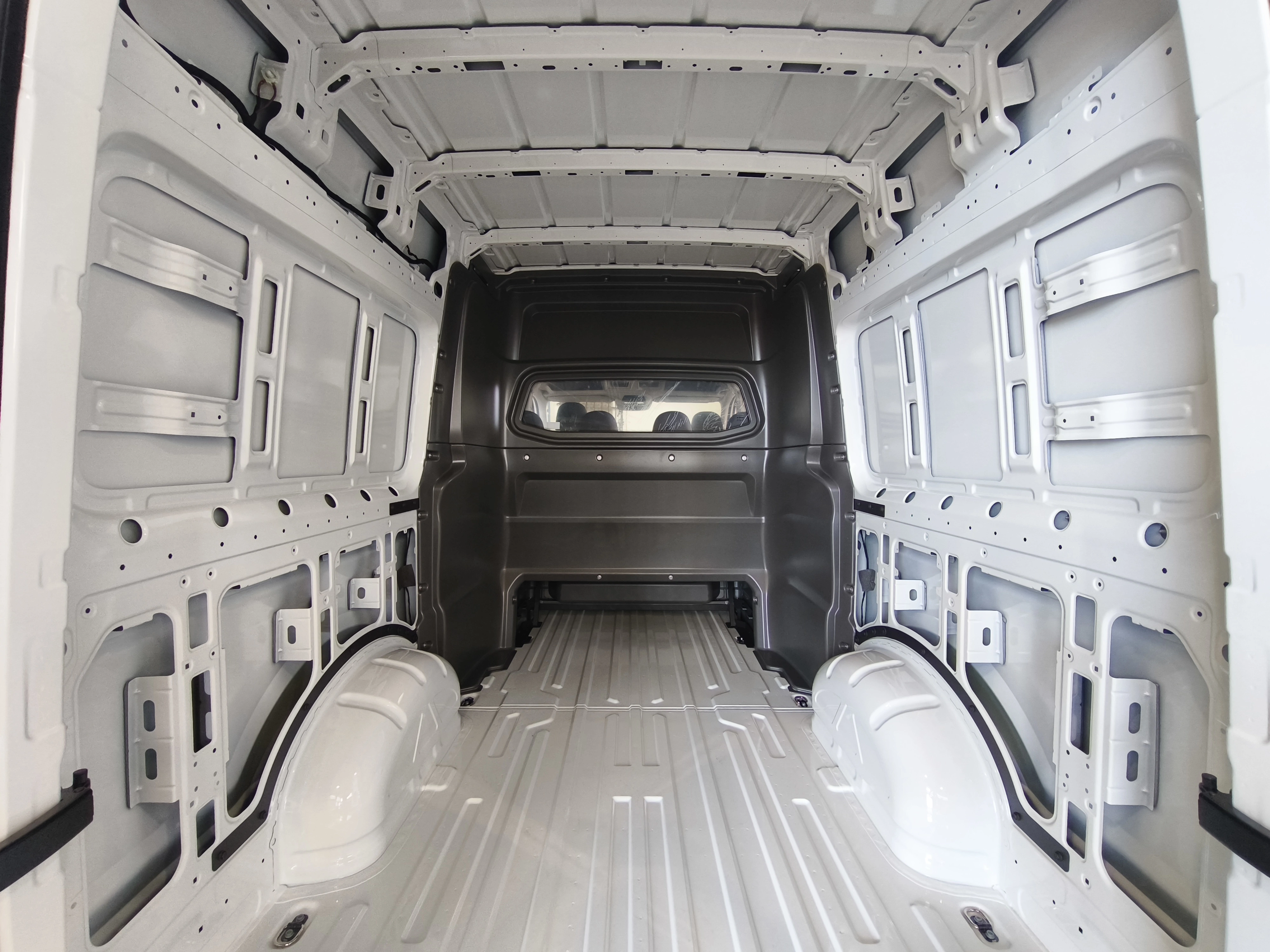 Interni di un furgone commerciale bianco.