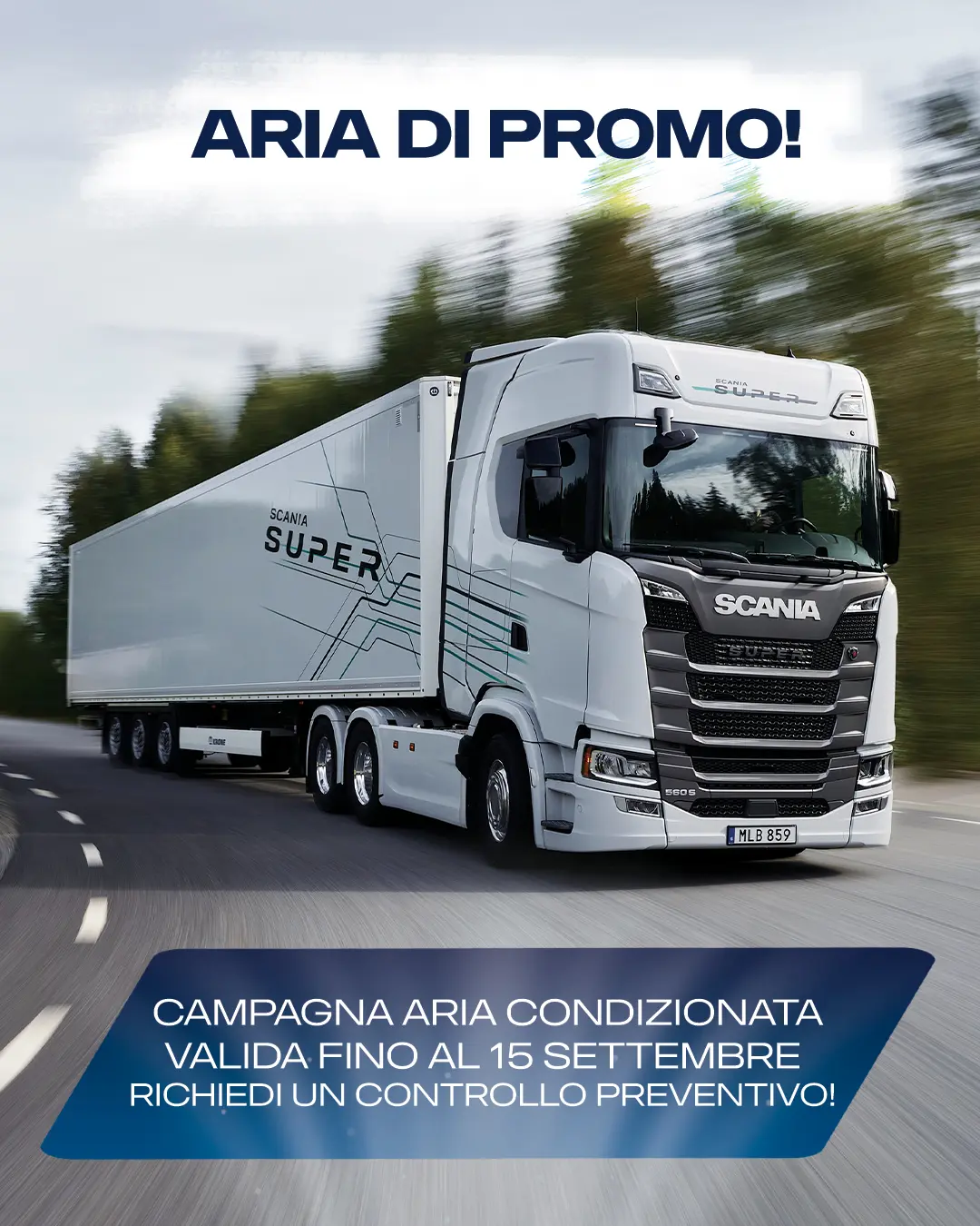 Un camion Scania "Super" bianco guida su una strada con uno striscione di testo promozionale che dice "Aria di Promo!".