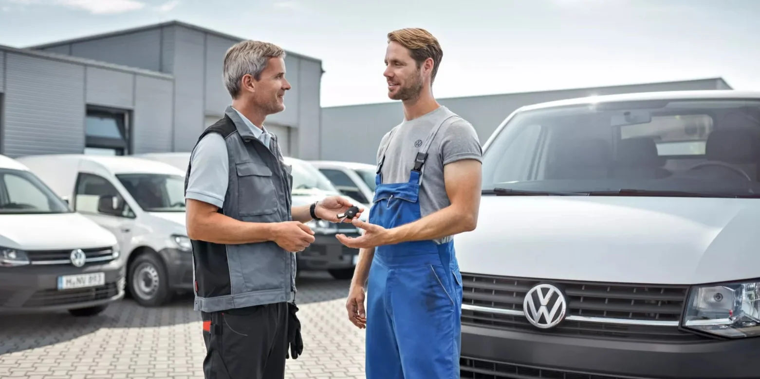 Foto di possessore di un furgone che affida le chiave a un tecnico Volkswagen