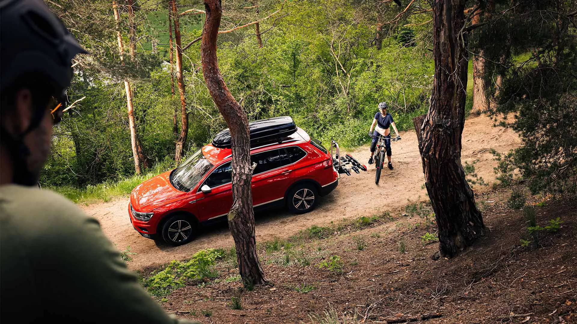 Foto di Volkswagen rossa con portapacchi e portabici