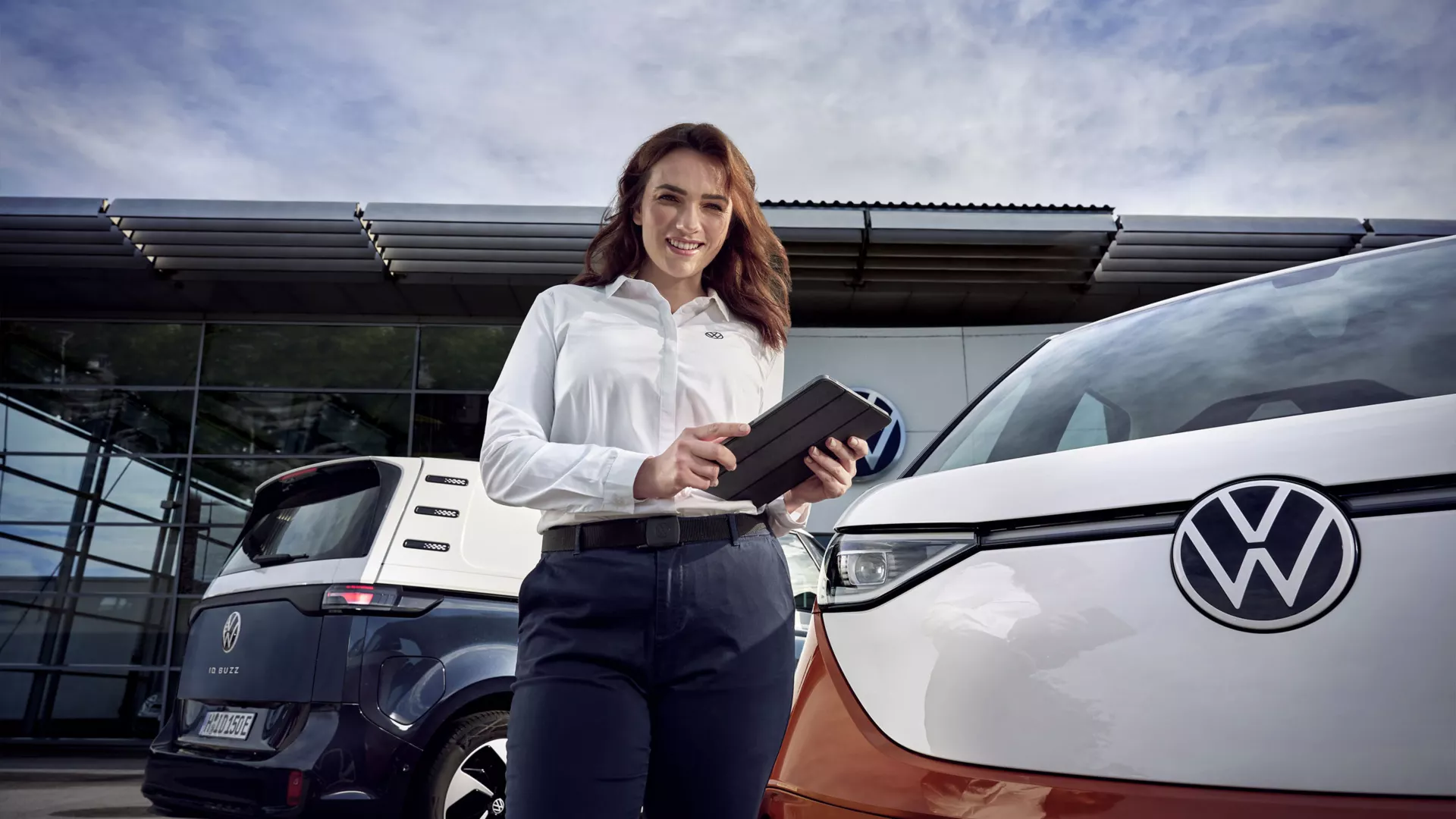 Foto di tecnico Volkswagen alla prese con consulenza di manutenzione Veicolo Commerciale