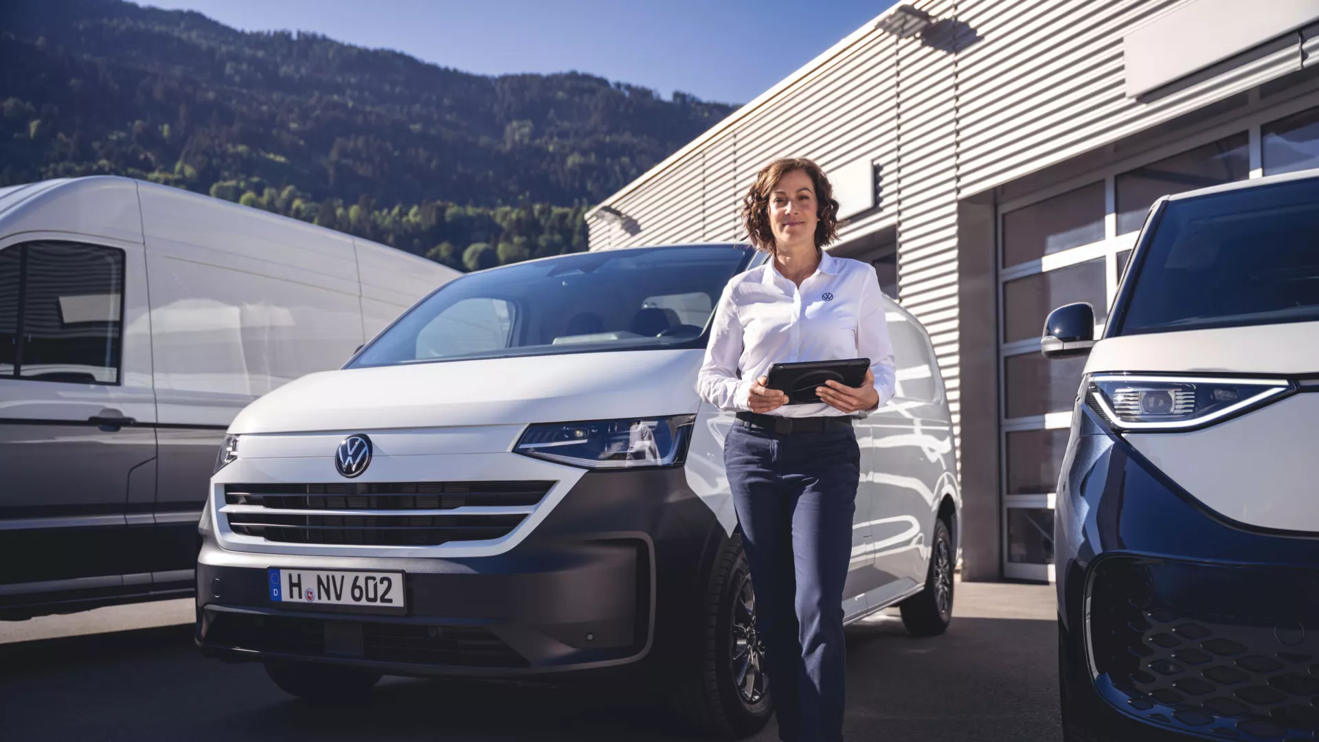 Foto di tecnico Volkswagen alla prese con consulenza di manutenzione Veicolo Commerciale