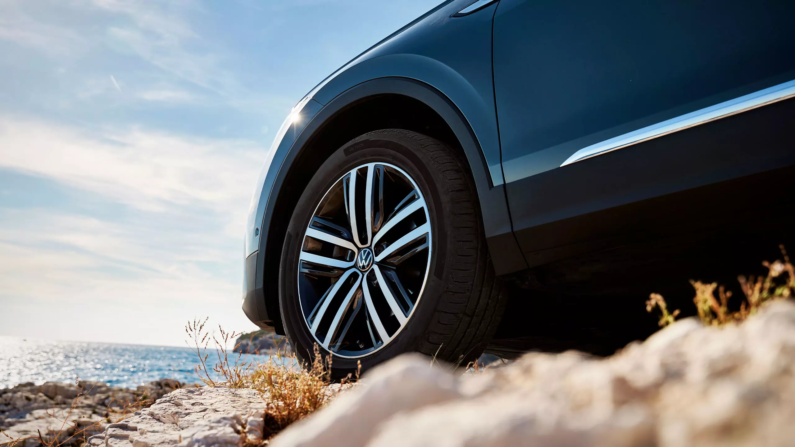 Foto di dettagli di una ruota Volkswagen di colore blu