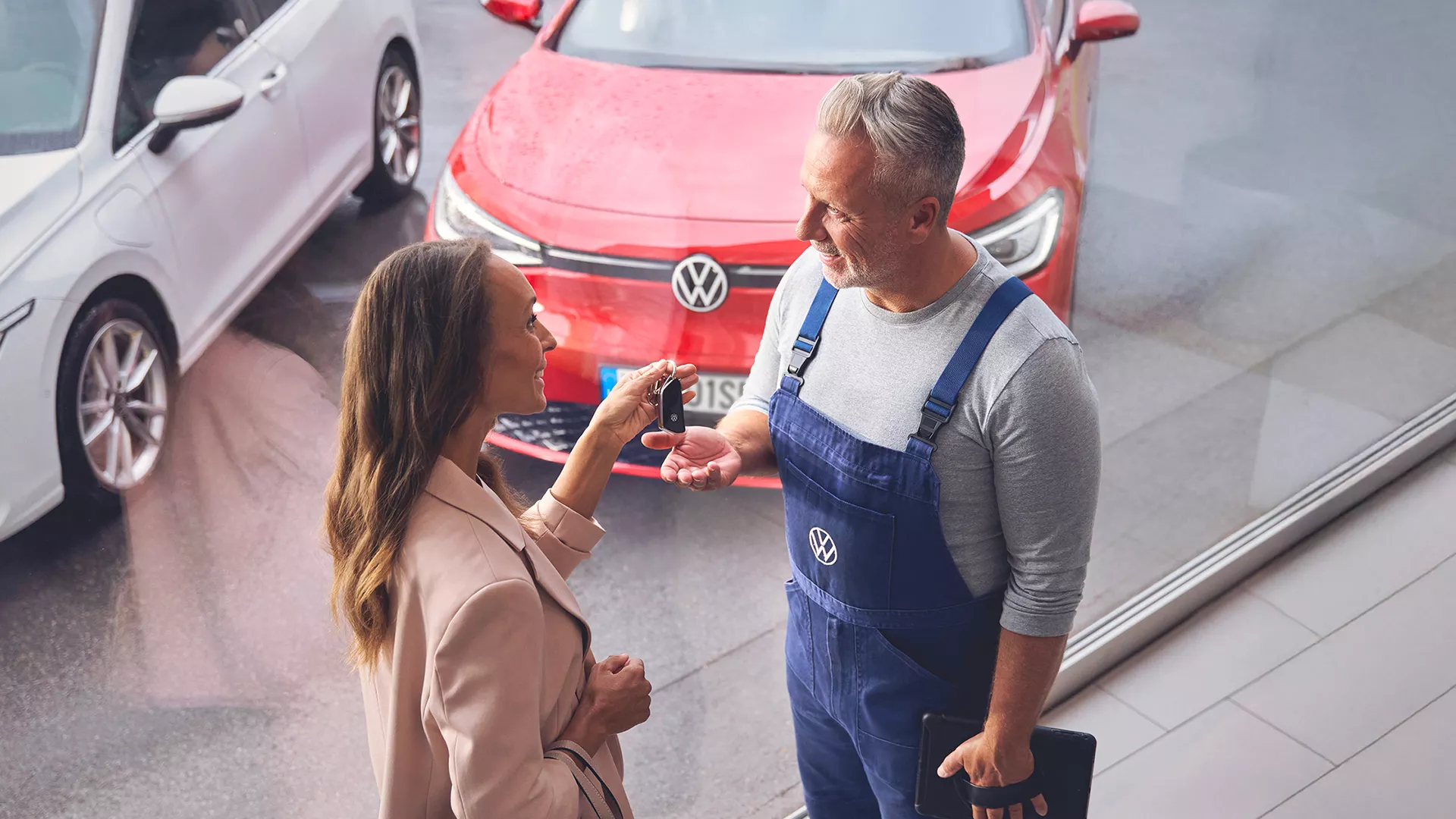 Meccanico che si occupa della cura e della manutenzione durante un service auto