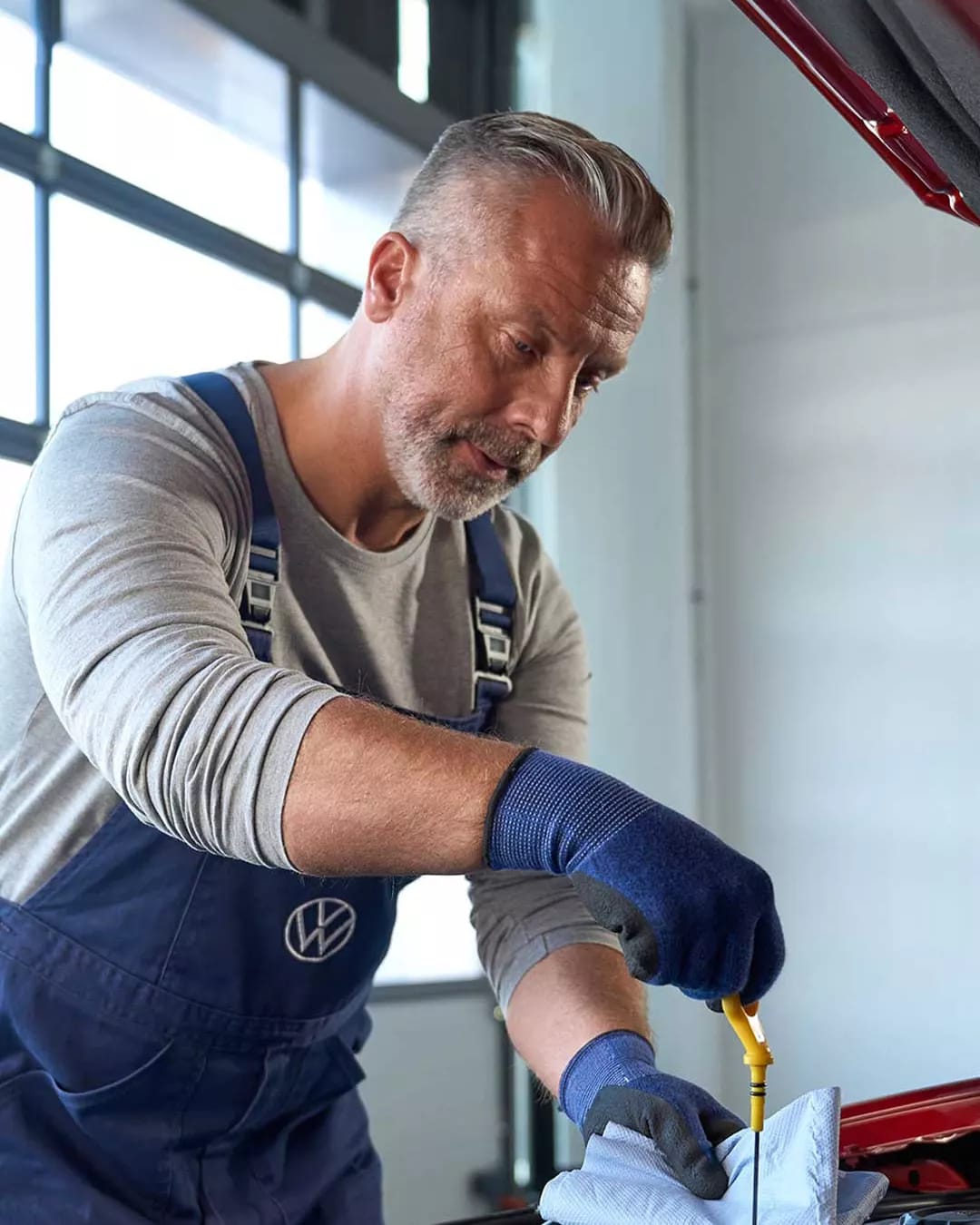 Meccanico che si occupa della cura e della manutenzione durante un service auto