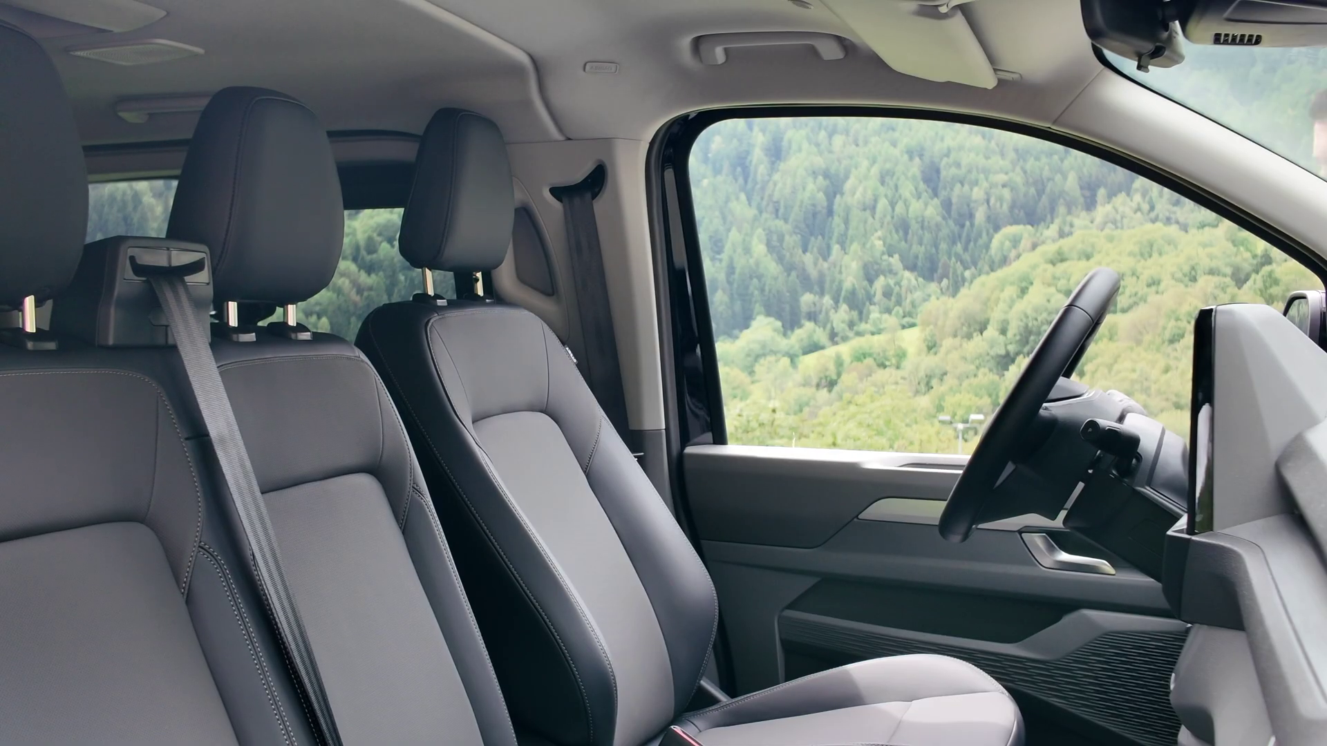 Interni di auto moderni con vista sul paesaggio.