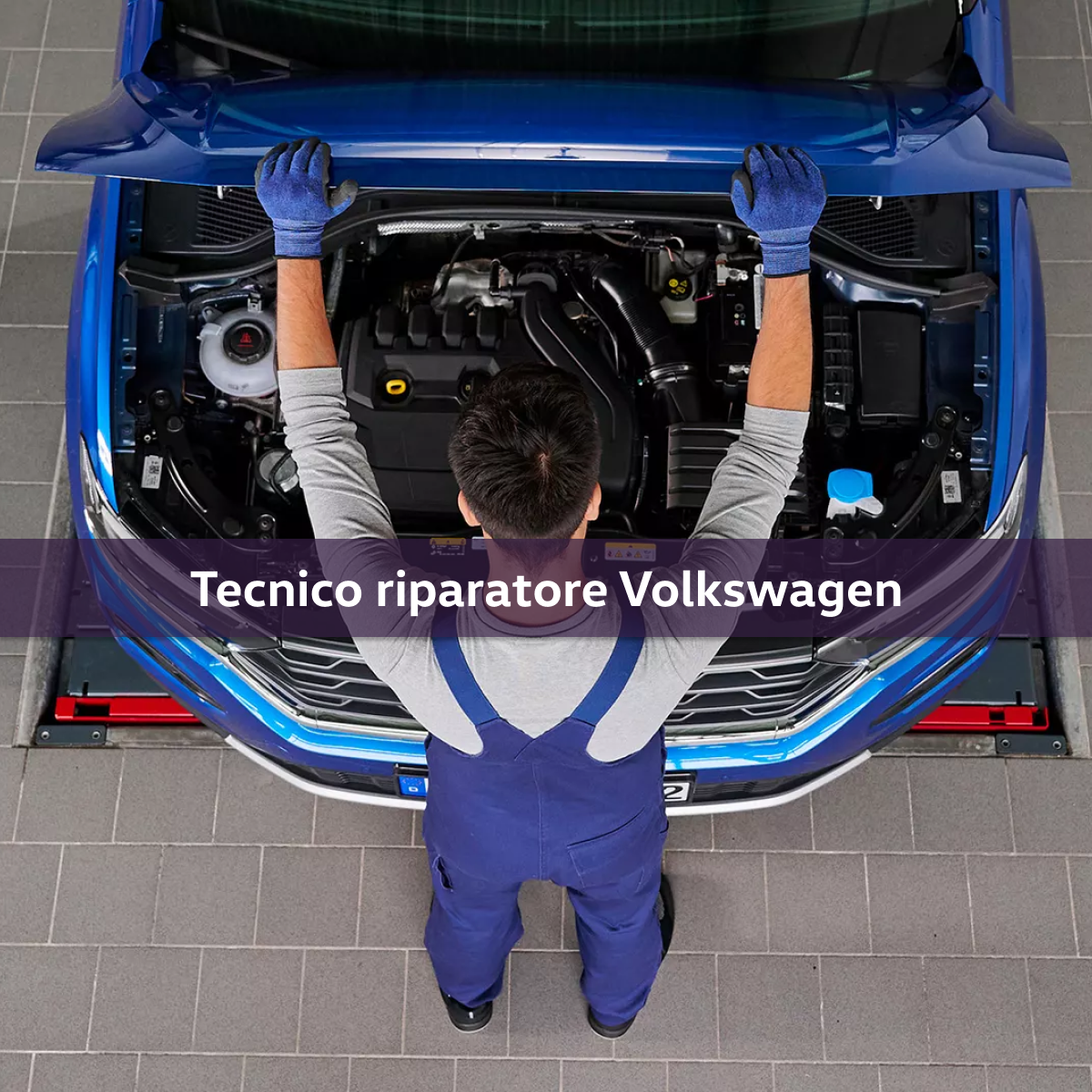 Tecnico riparatore Volkswagen che lavora su un'auto.