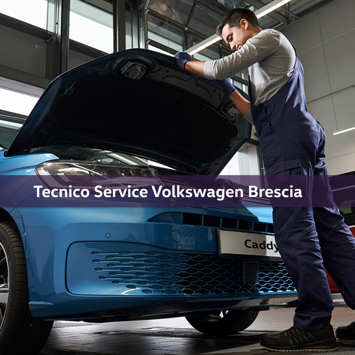 Un meccanico Volkswagen di Brescia al lavoro su un modello Caddy.