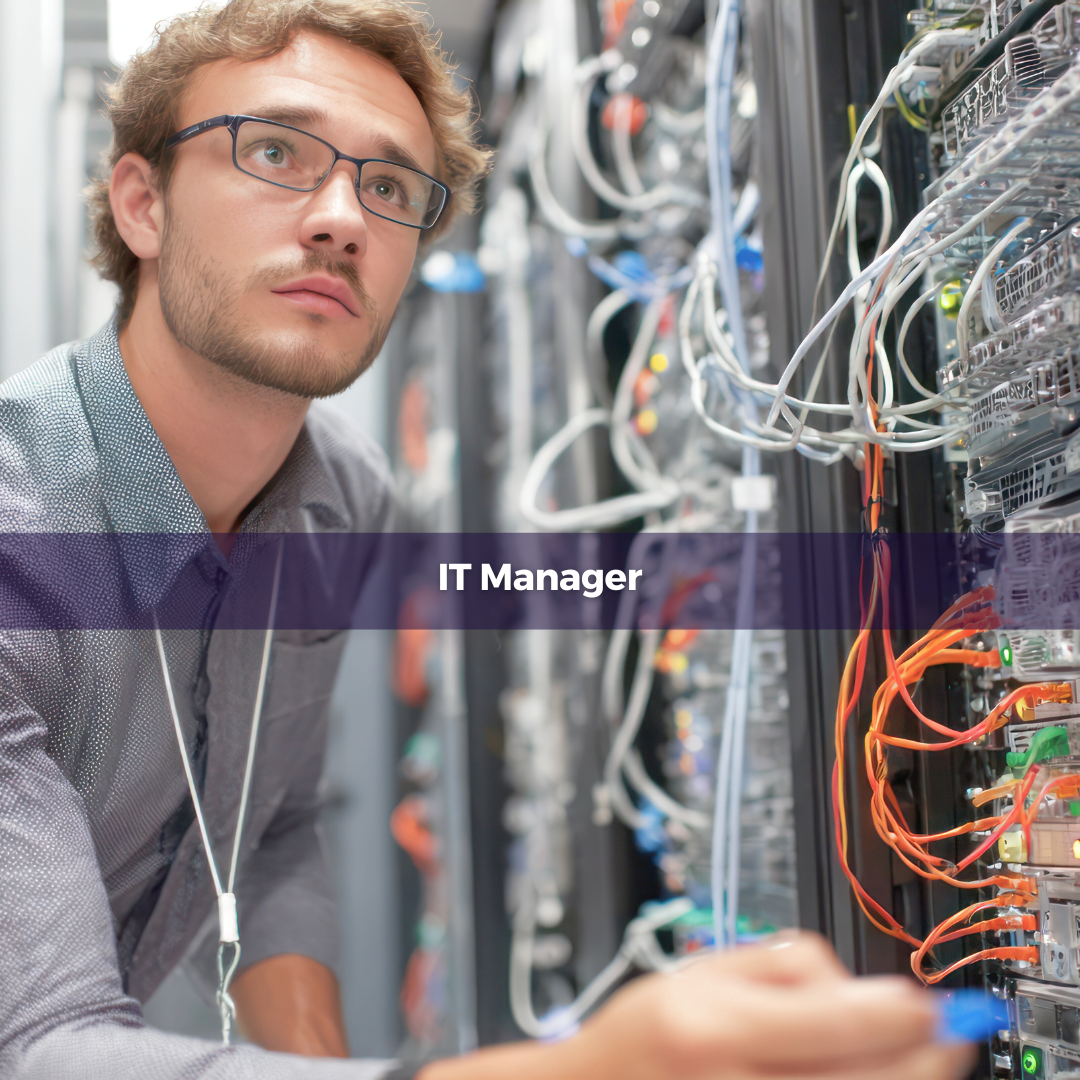 Un IT Manager che lavora in una server farm.