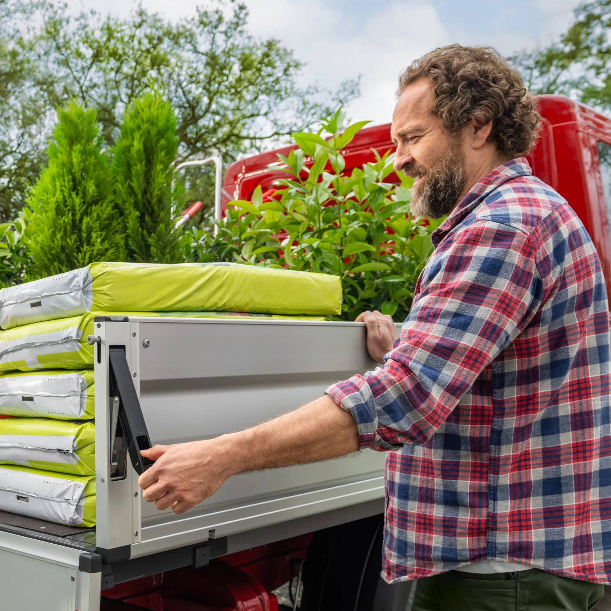 Foto di giardiniere mentre carica materiale su furgone Volkswagen Crafter