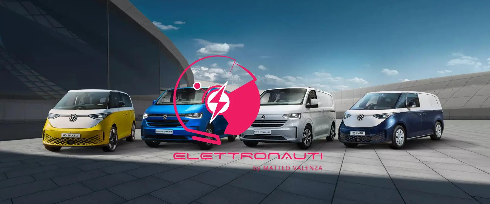 Una formazione di furgoni Volkswagen elettrici: ID.Buzz, Nuovo e-Caravelle e Nuovo e-Transporter.