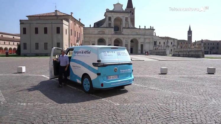 L'Id.Buzz Cargo di Rangoni e Affini in centro a Mantova, guidato da Giacomo Cecchin per la trasmissione Mantova Segreta in onda su TeleMantova