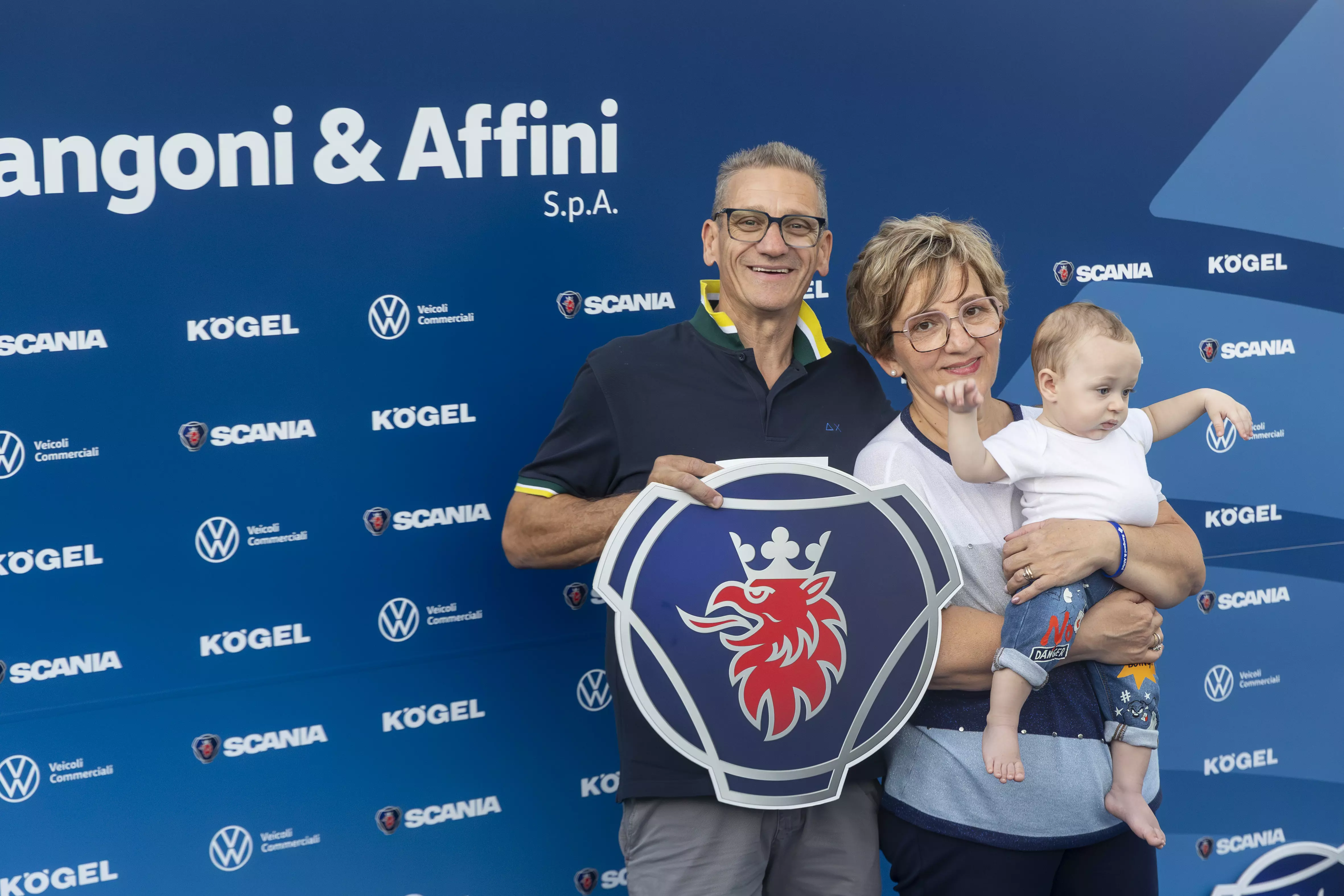Famiglia posa con il logo Scania.