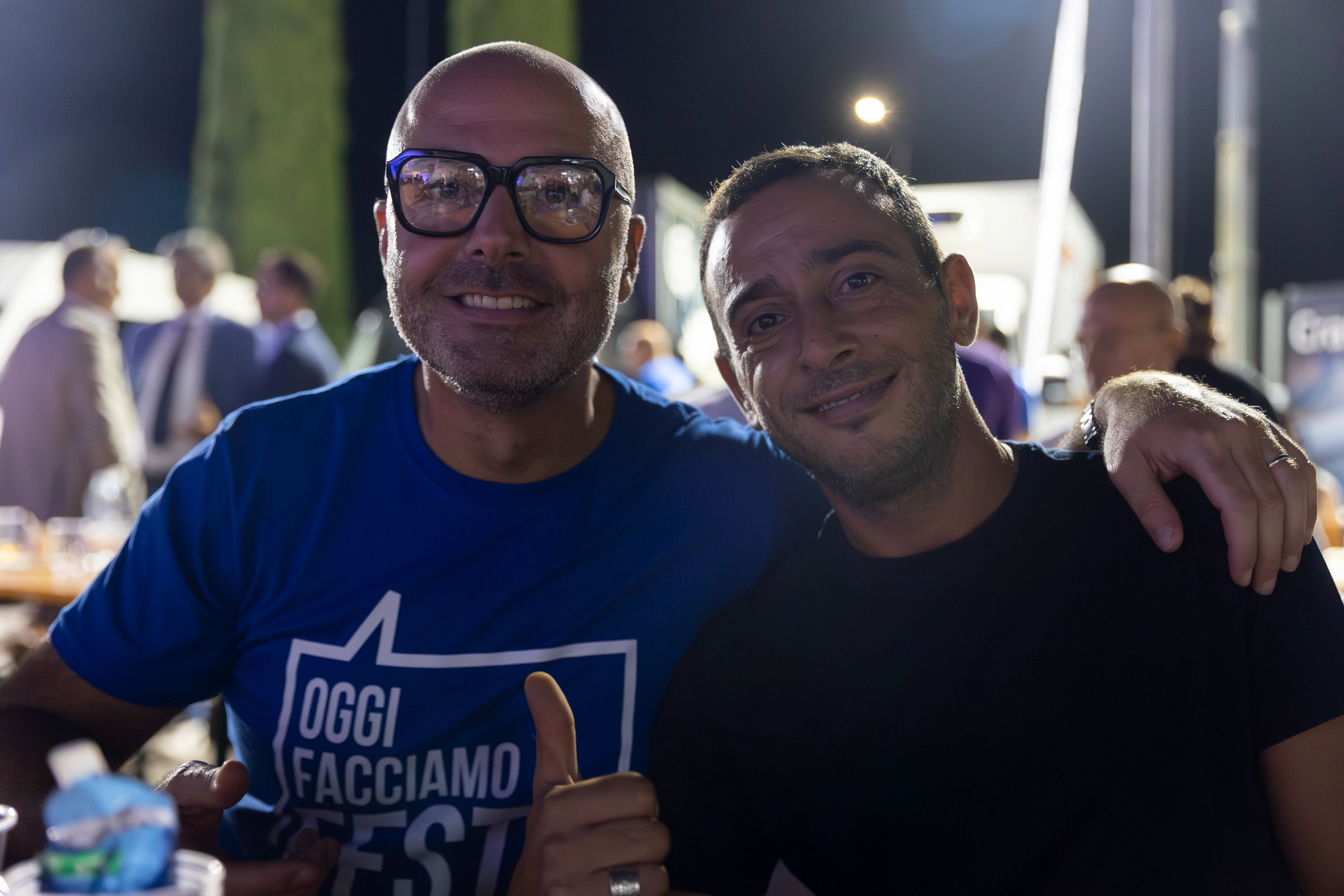 Due uomini sorridenti in posa per una foto.
