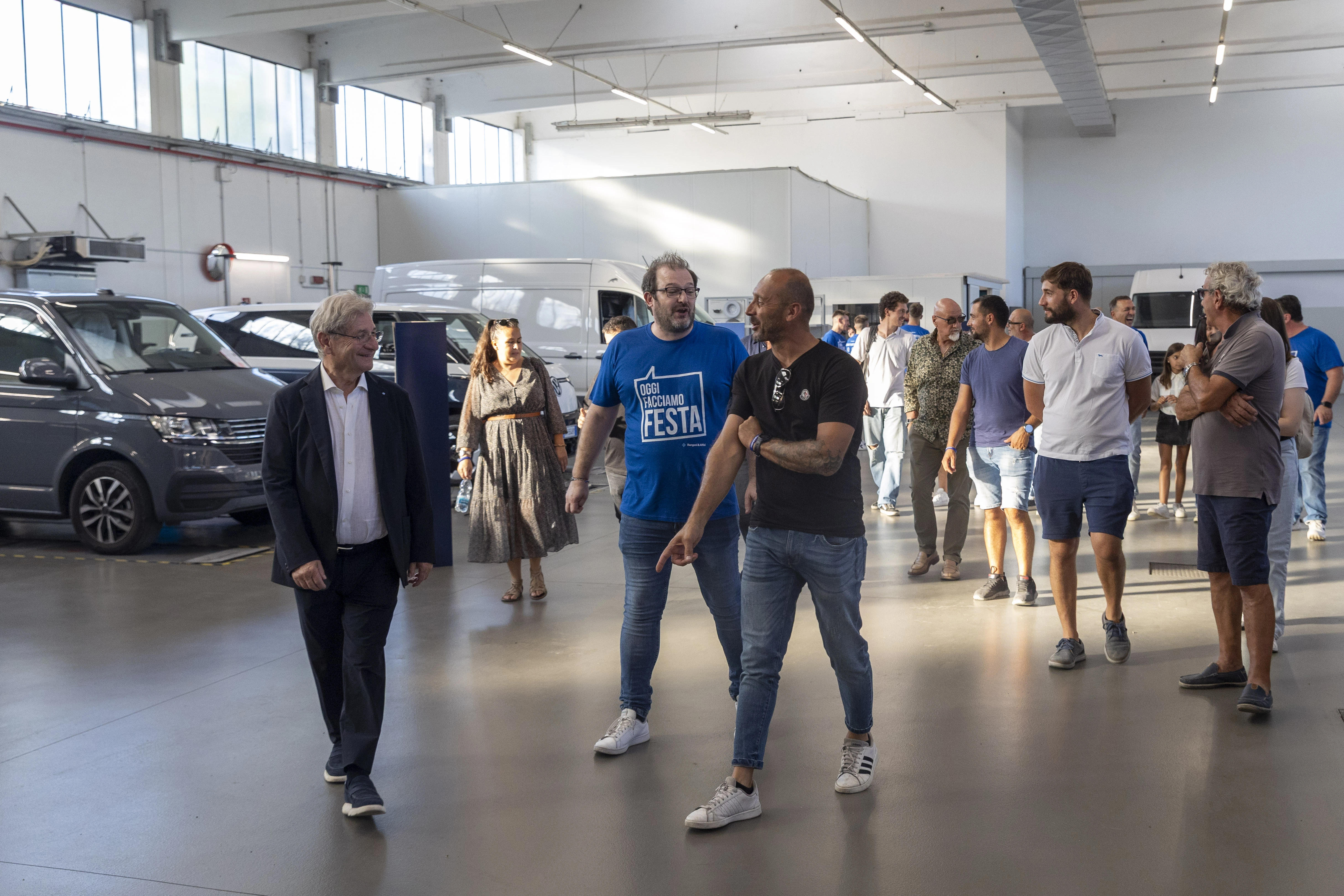 Persone visitano un autosalone.