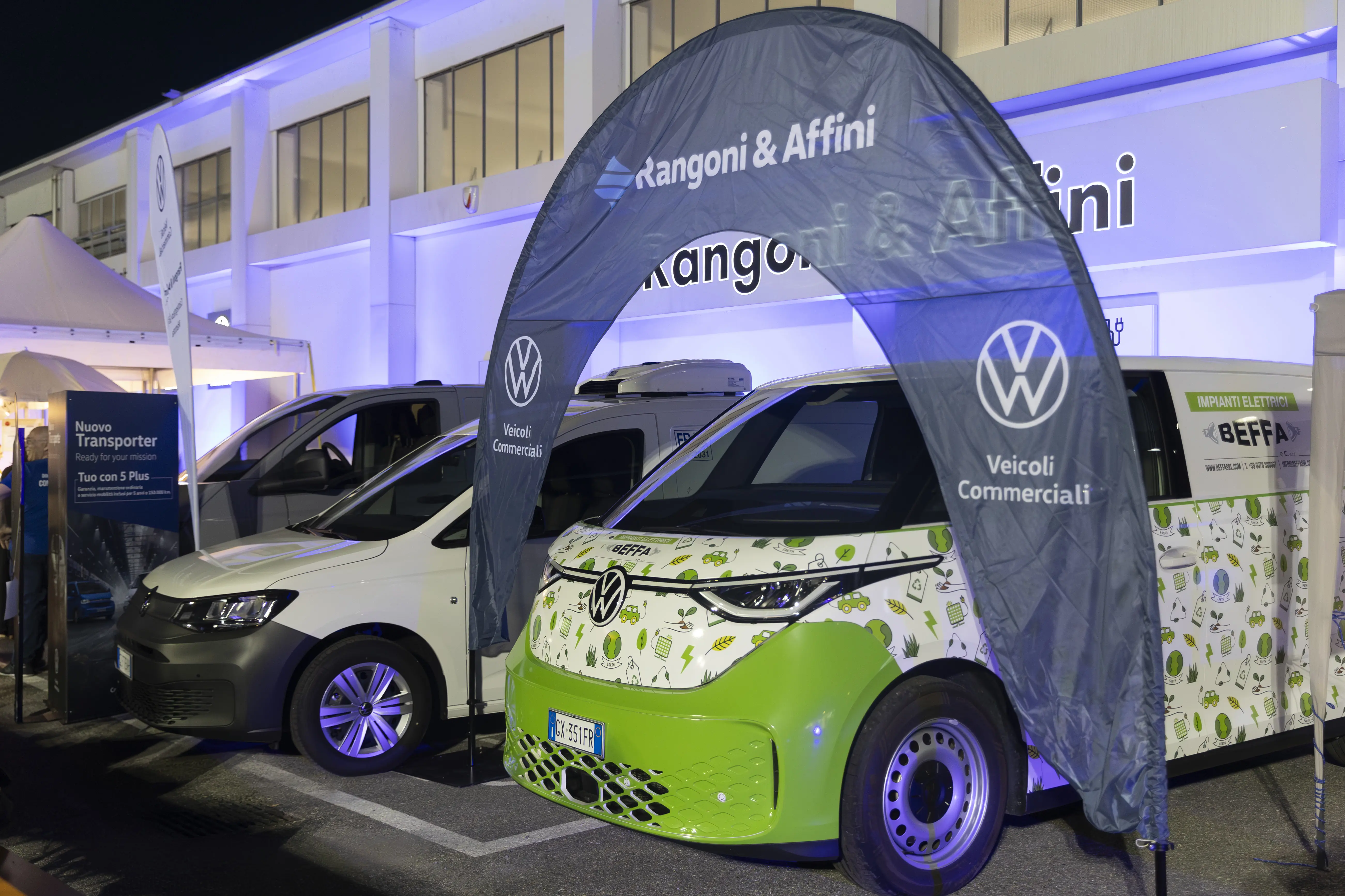 Veicoli Commerciali VW in mostra a un evento con striscioni che pubblicizzano Rangoni & Affini e Impianti Elettrici BEFFA.