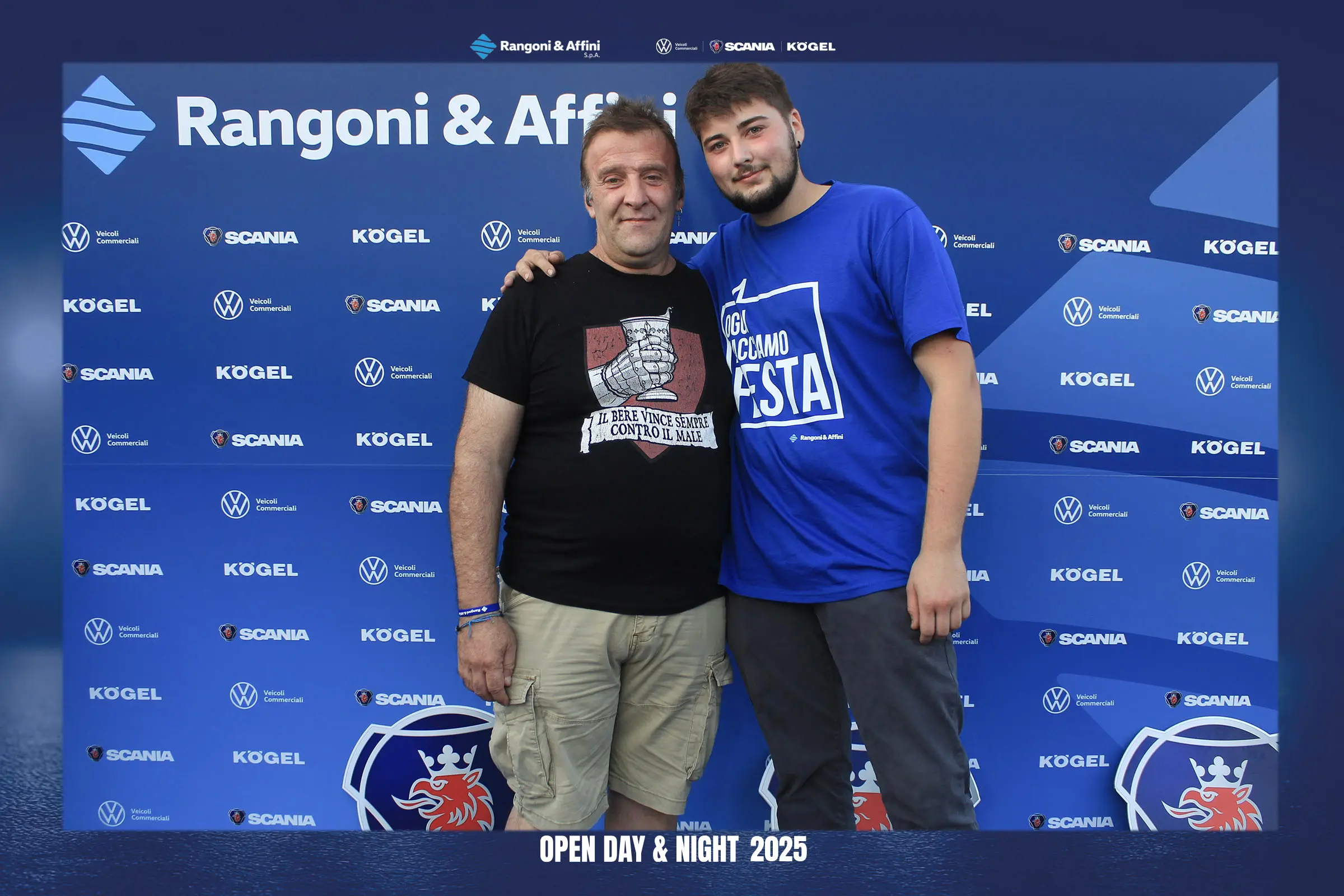 Due uomini posano davanti a uno sfondo del marchio Rangoni & Affini per l'Open Day & Night 2025.