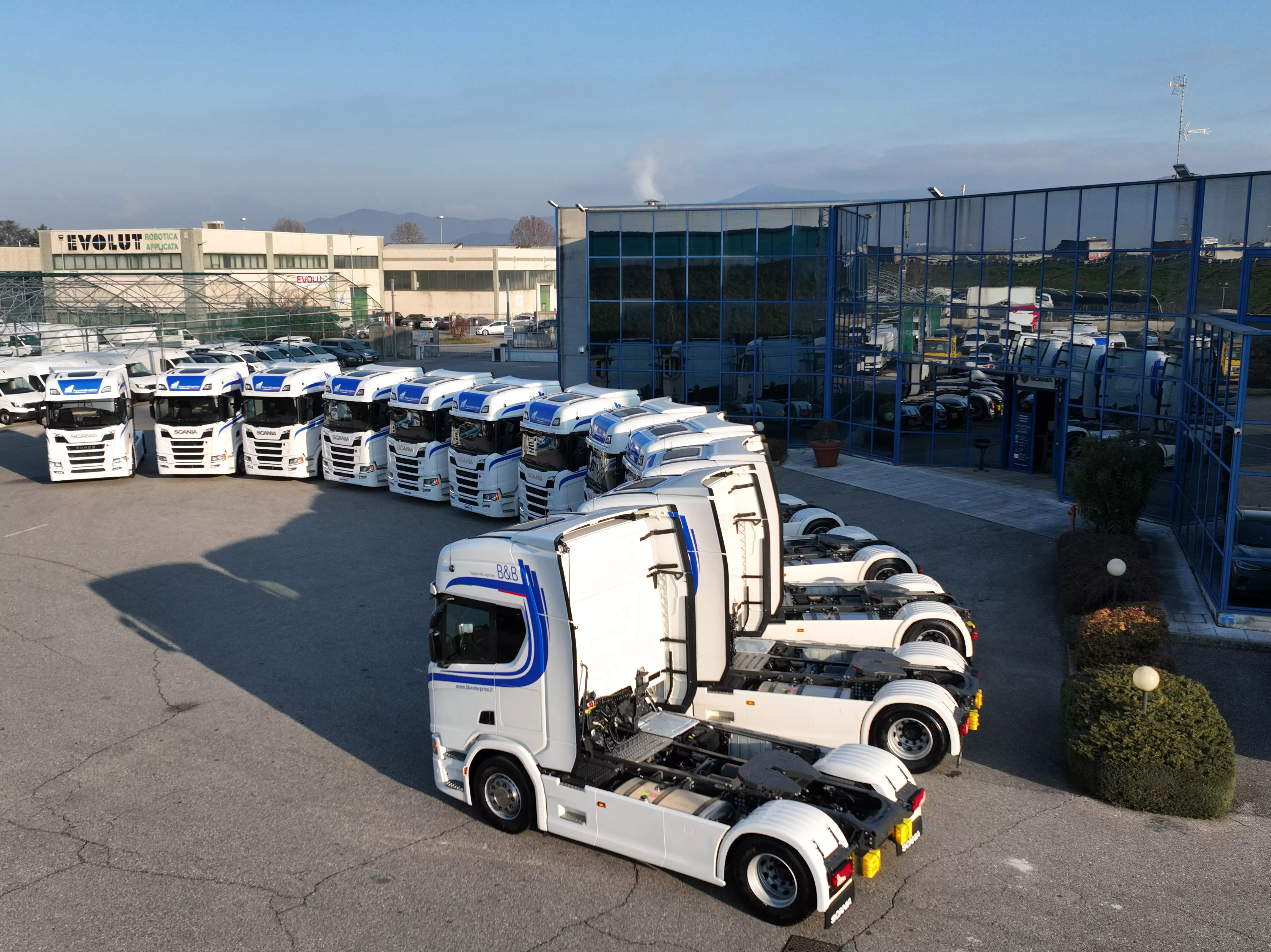 I 20 Scania Super difronte all'ingresso della sede Rangoni e Affini Scania Castegnato Brescia