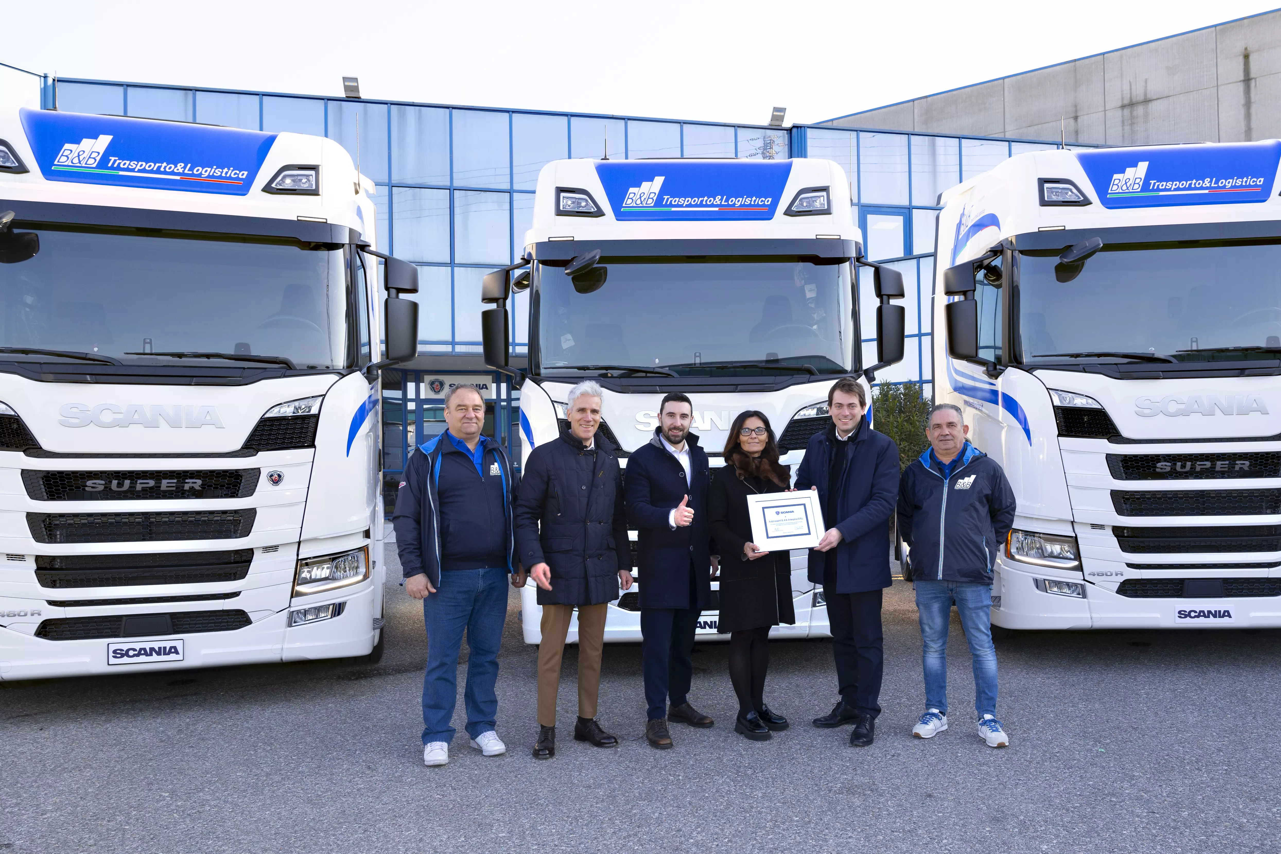 Il momento della consegna chiavi e della targa al cliente BeB enterprise per l'acquisto di 20 Scania Super