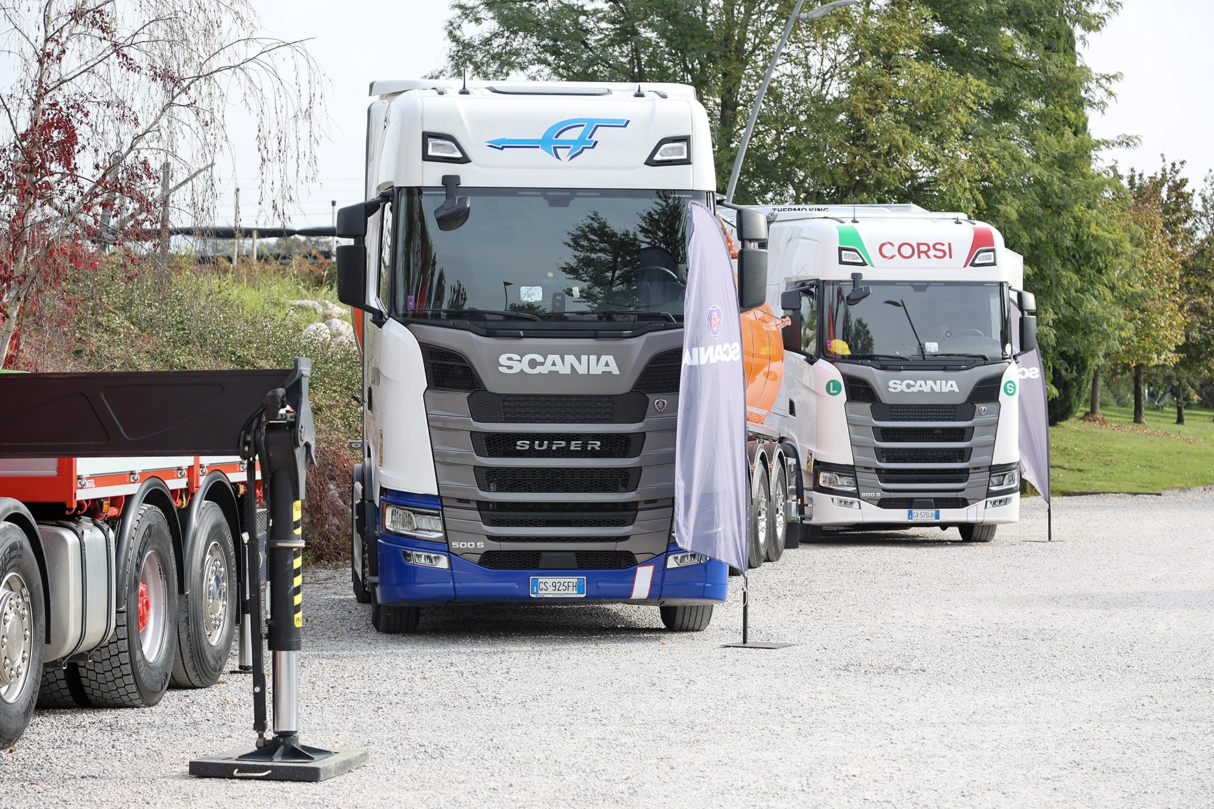 File di camion Scania in mostra durante un evento.