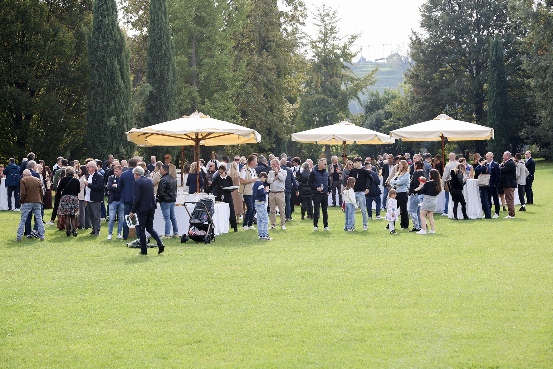 Una grande folla si riunisce all'aperto per un evento.