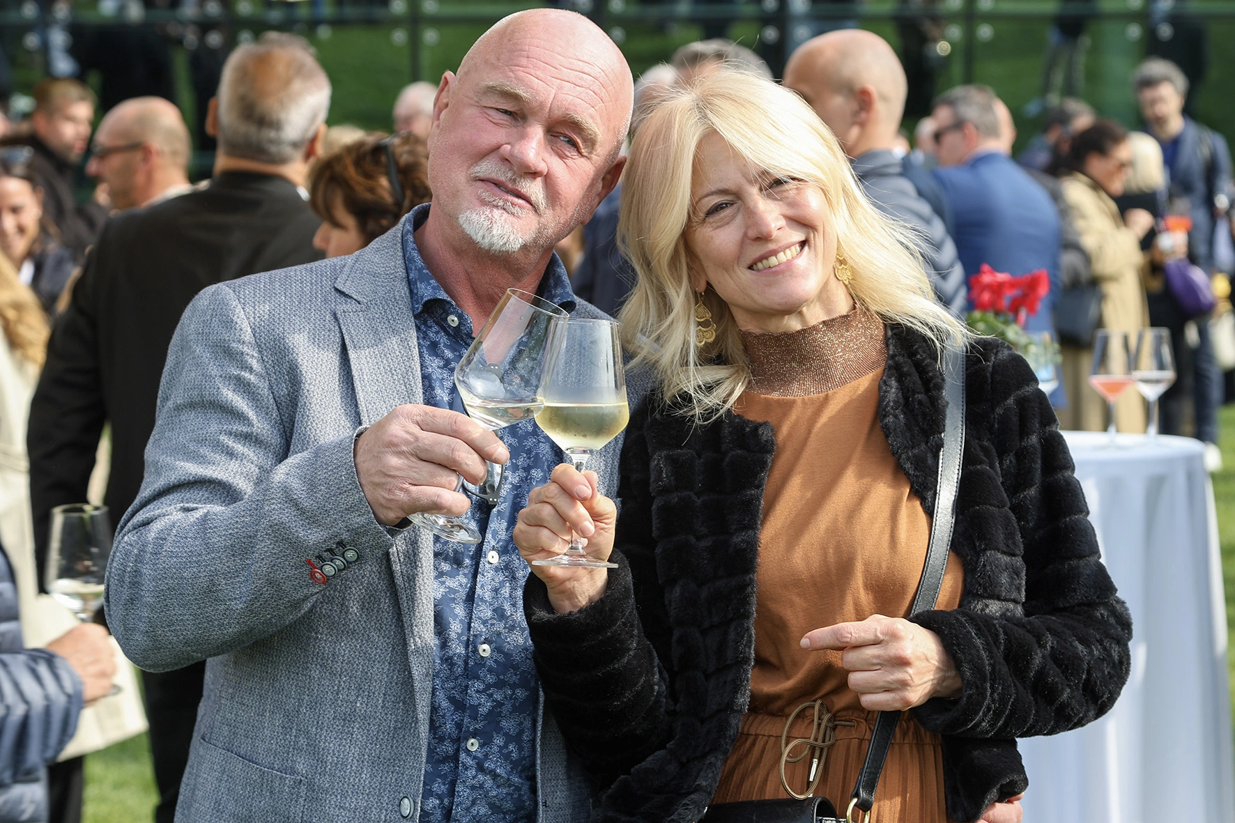 Uomo e donna sorridenti si godono un drink all'aperto.
