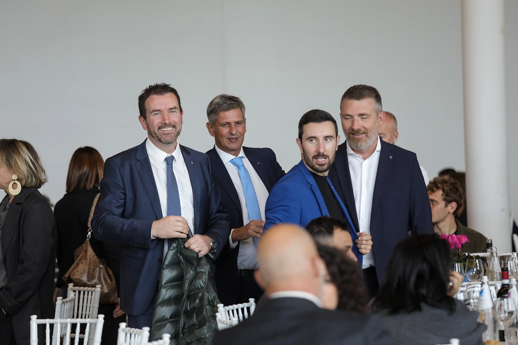 Uomini in abiti formali a un evento.