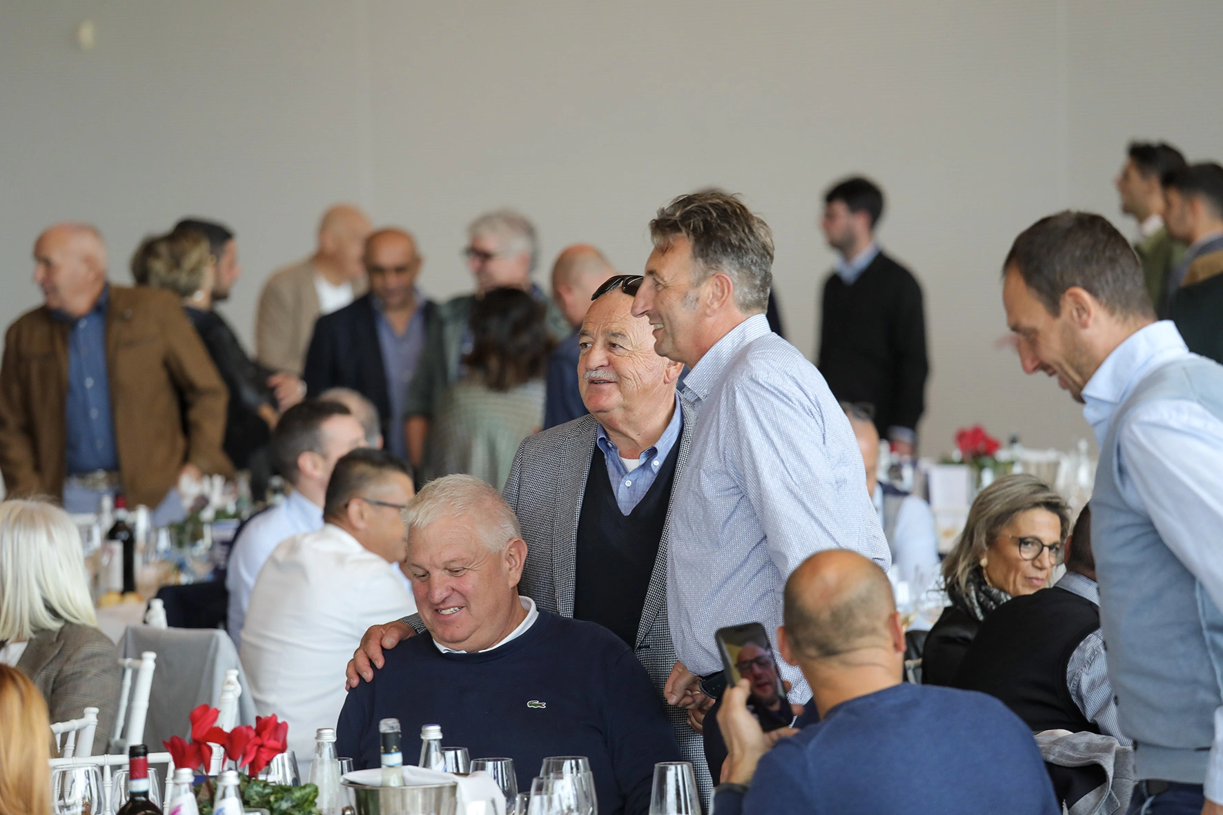 Persone che partecipano a una festa o a un evento.