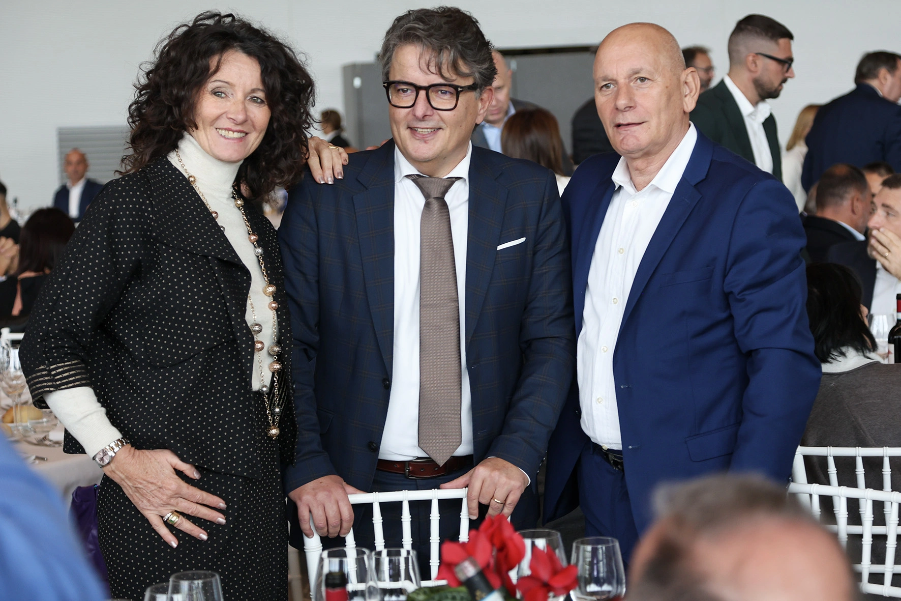 Un gruppo di persone vestite in modo formale a un evento sociale.