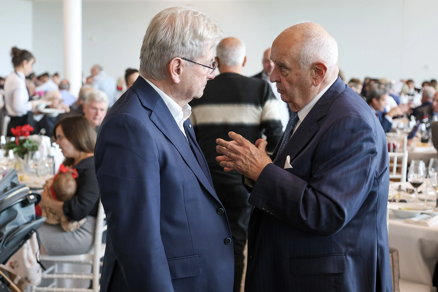 Due uomini d'affari discutono.